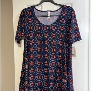NWT LuLaRoe Perfect Tee. Side slit on both sides.  Small.